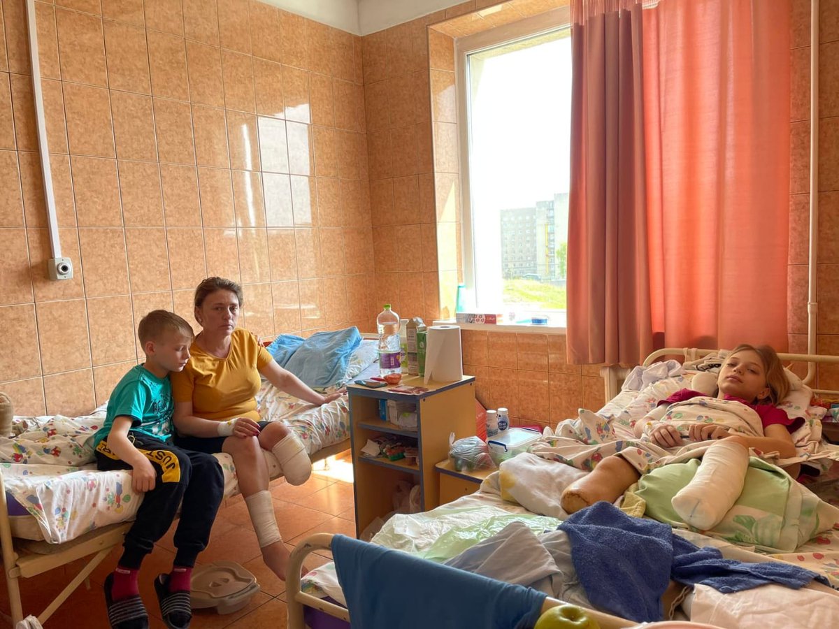 breakinglv's tweet photo. 11 gadus vecais Jaroslavs tagad ir spiests rūpēties par mammu un māsu, jo abām artilērijas lādiņa sprādzienā #Kramatorska (#Donecka apgabals, #Ukraina) norāva kājas. https://t.co/o5ceCSDeTL