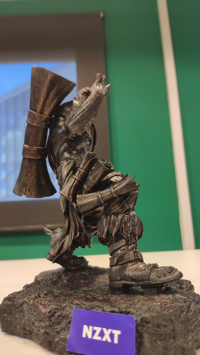 Las vitrinas estaban muy vacías y queríamos contribuir 👀<a href="/santfeliuinnova/">Sant Feliu Innova</a> @Heron_Esports <a href="/NZXT_ES/">NZXT España</a>