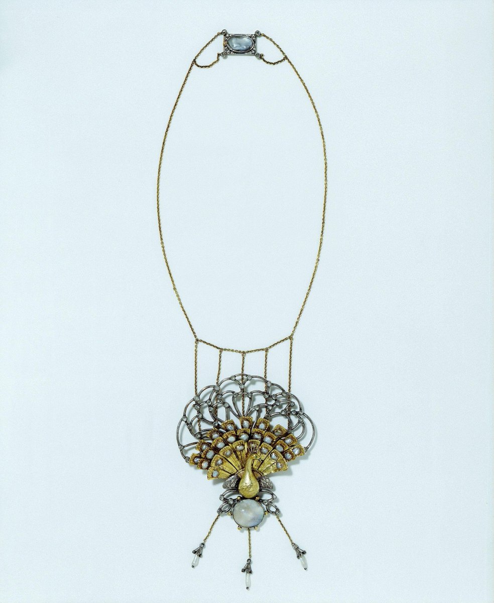 wikivictorian's tweet photo. Necklace made of silver and gold, set with blister pearls, diamond sparks and a demantoid garnet for the eye, with three pendent pearls, designed by Charles Robert Ashbee; made by the Guild of Handicraft Ltd. at Essex House, London, 1901-02. Victoria &amp; Albert Museum. https://t.co/sczKw7kuYN