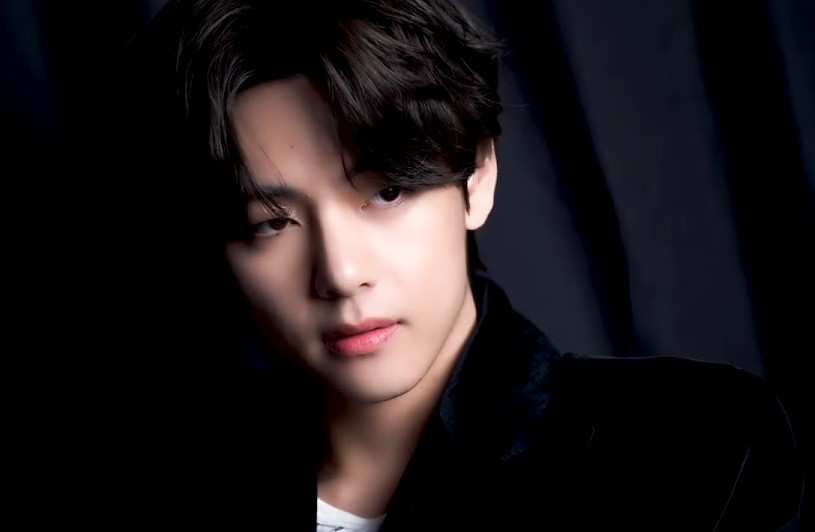 Aamyungv's tweet photo. Champagne Problems; A #taekookau 

Jungkook gets rejected by his long-term best friend and love when he proposes marriage.

So he is heartbroken, laughing at his best friend's last words that she hopes Jungkook finds someone else who would patch up his broken heart. https://t.co/UCIRCMI9hK