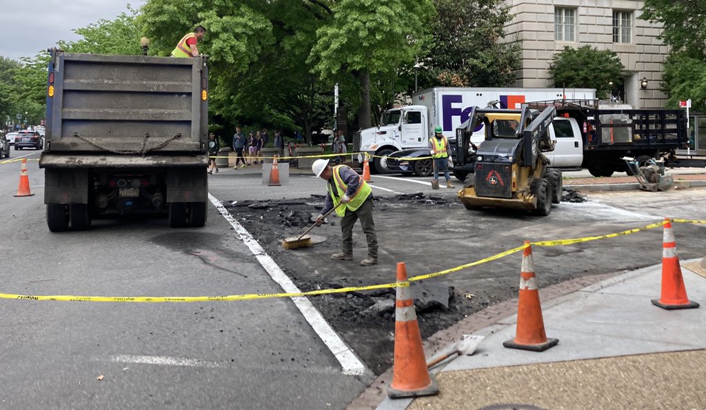 CordellTraffic's tweet photo. #FederalTriangle Westbound US-50 Constitution Avenue passing 10th Street NW, squeezing left past the Intersection Patching. No turns from Constitution onto 10th Street NW. #DCTraffic @WTOPTraffic https://t.co/ZhMWzjyk1t