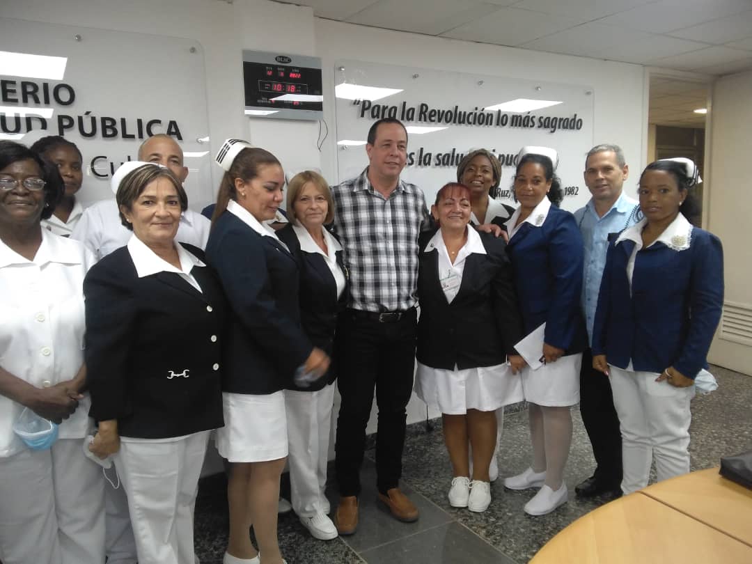 MINSAPCuba's tweet photo. El Titular de Salud, @japortalmiranda, se sumó a los reconocimientos realizados al personal de enfermería del país. Destacó la labor desempeñada en el enfrentamiento a la #COVID19 y la importancia del trabajo de los enfermeros y enfermeras en el Sistema Nacional de Salud. https://t.co/ZAvLu153WY