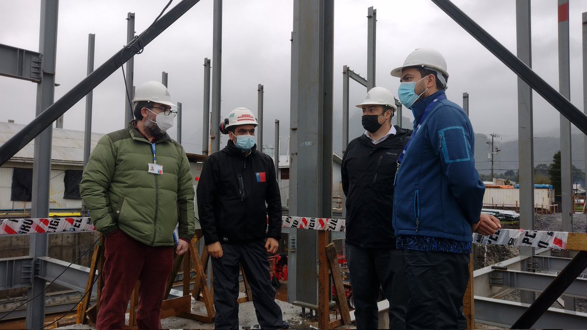 seremisalud10's tweet photo. En la comuna de #Chaitén Seremi @cbecerrav visitó y supervisó el avance en las obras de mejoramiento del Hospital de Chaitén junto al Delegado Provincial @DPPPalena Luis Montaña #SeguimosMejorSalud https://t.co/OGUaHU5eKJ