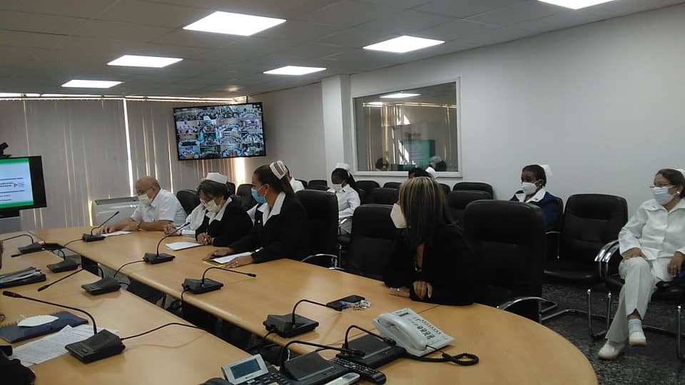 MINSAPCuba's tweet photo. El Titular de Salud, @japortalmiranda, se sumó a los reconocimientos realizados al personal de enfermería del país. Destacó la labor desempeñada en el enfrentamiento a la #COVID19 y la importancia del trabajo de los enfermeros y enfermeras en el Sistema Nacional de Salud. https://t.co/ZAvLu153WY