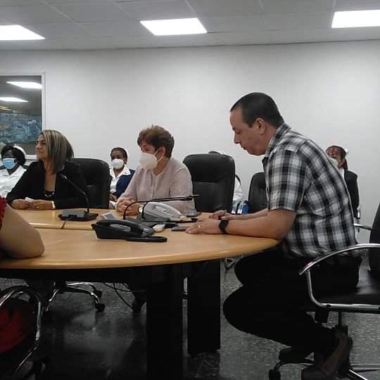 MINSAPCuba's tweet photo. El Titular de Salud, @japortalmiranda, se sumó a los reconocimientos realizados al personal de enfermería del país. Destacó la labor desempeñada en el enfrentamiento a la #COVID19 y la importancia del trabajo de los enfermeros y enfermeras en el Sistema Nacional de Salud. https://t.co/ZAvLu153WY