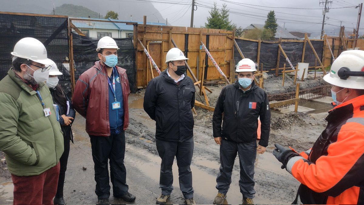 seremisalud10's tweet photo. En la comuna de #Chaitén Seremi @cbecerrav visitó y supervisó el avance en las obras de mejoramiento del Hospital de Chaitén junto al Delegado Provincial @DPPPalena Luis Montaña #SeguimosMejorSalud https://t.co/OGUaHU5eKJ