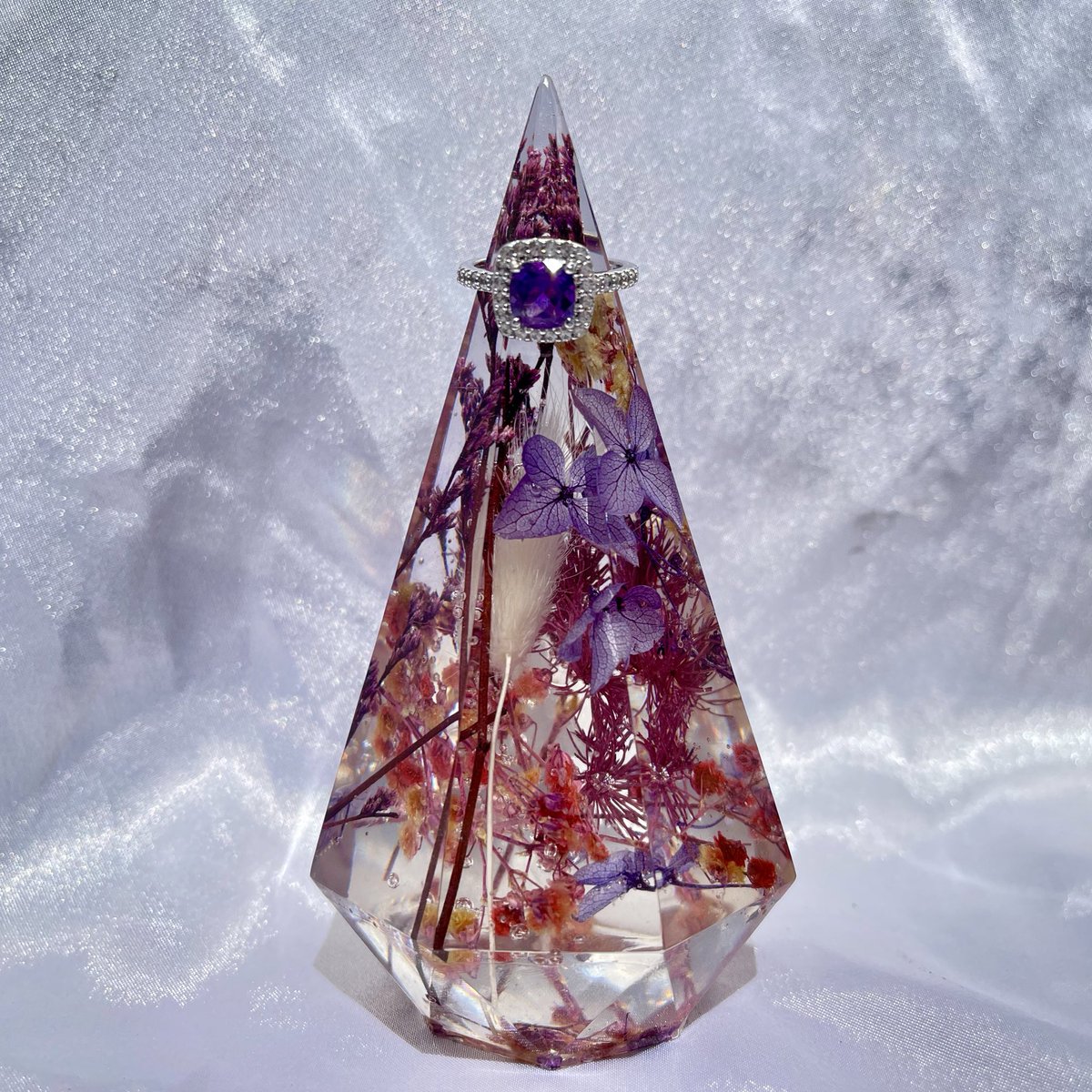 jasminresinart's tweet photo. Purple Lavender Floral Ring Holder💍 https://t.co/eTfUsdrHfC