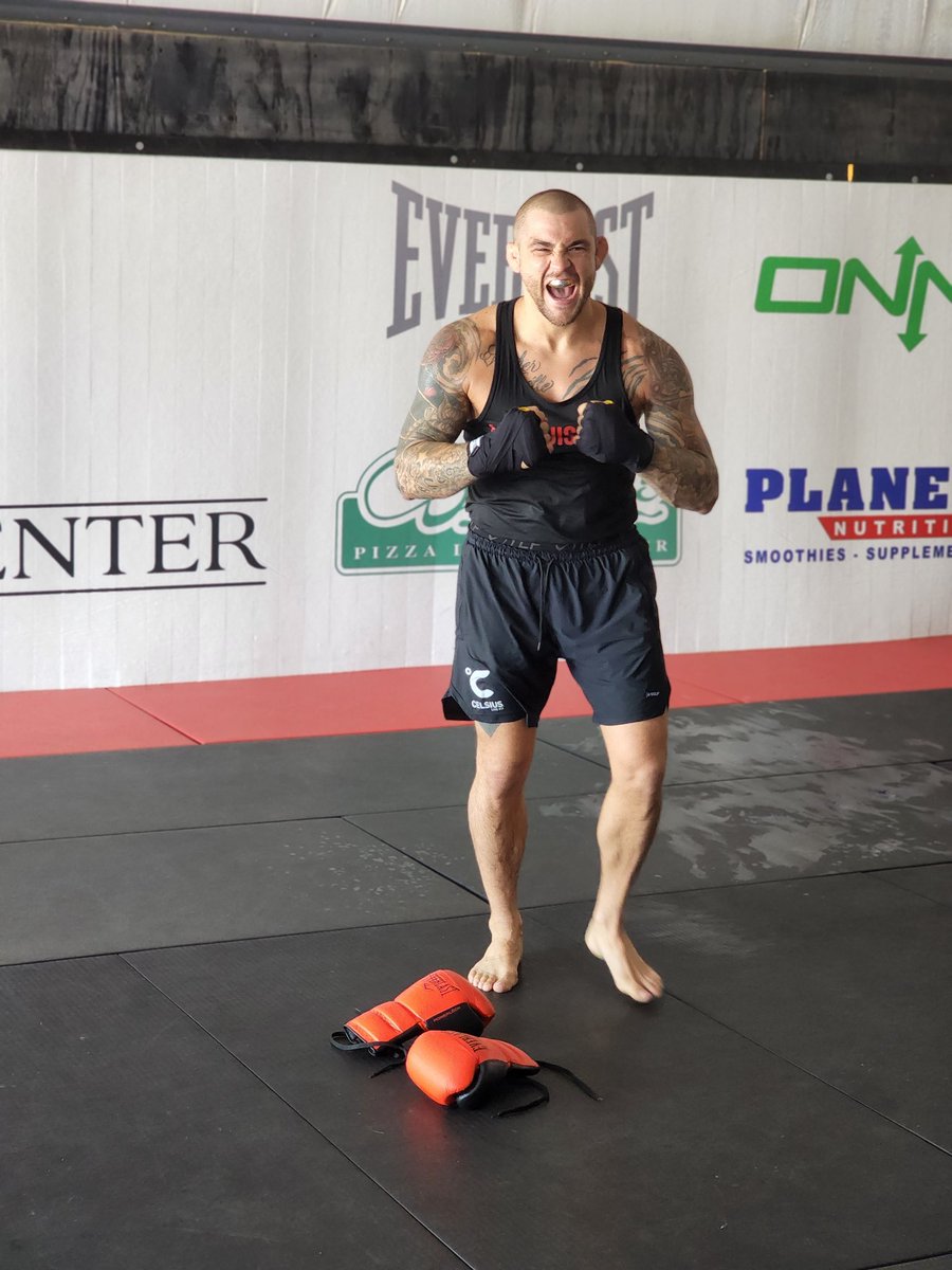 DustinPoirier's tweet photo. Morning work⚔️ https://t.co/P542MVfnqH