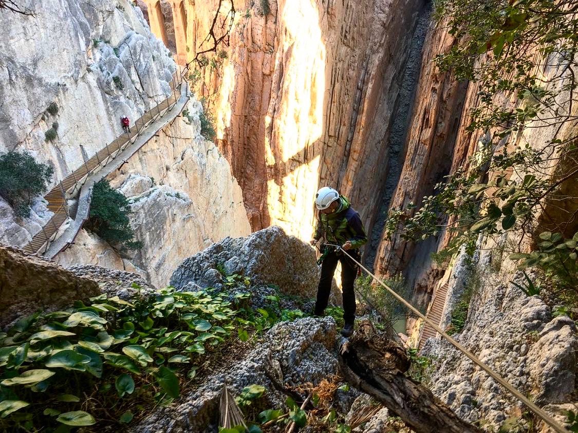Los trabajos de mantenimiento de <a href="/CaminitoDelRey_/">Caminito del Rey</a> son continuos para mantener la seguridad máxima de nuestros visitantes. #caminitodelrey #trabajosdealtura