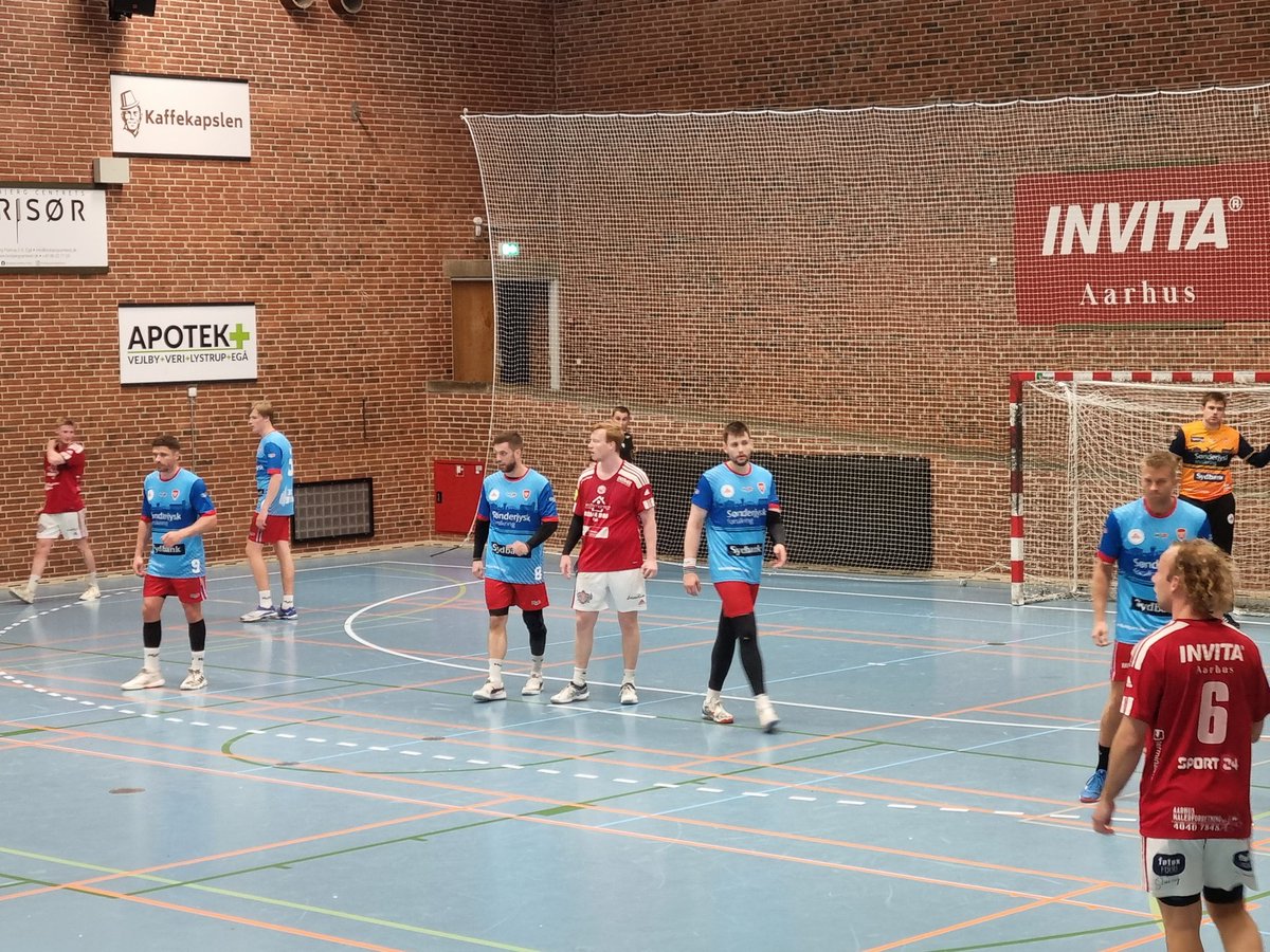 Stærk 4-blok de har i 3. div 😂 fuck hvor er det nogle useriøse regler I arbejder med @dhf_haandbold #hndbld
