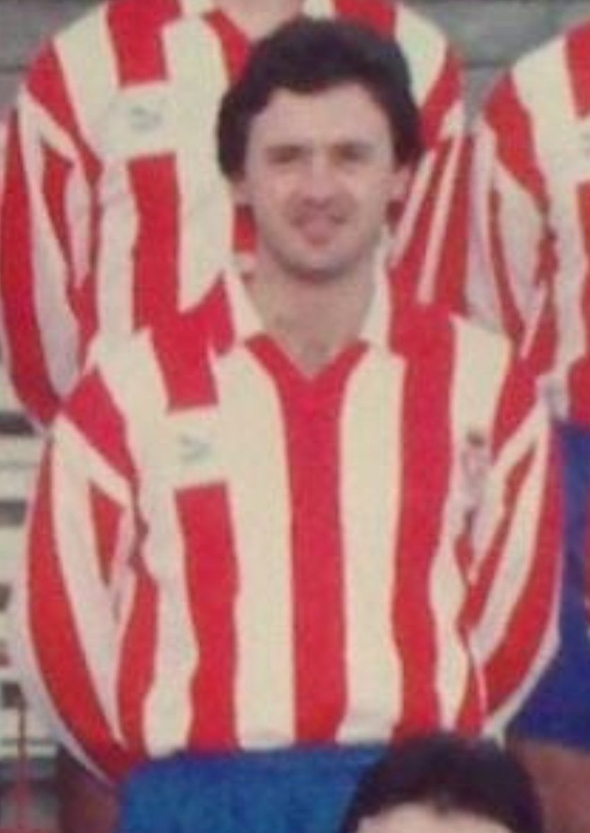 MateosPoch's tweet image. Pep Boada, ara al Granada CF, l'únic gironí Dtor Esportiu a 1era Divisió

El d'Amer, va ser jugador del GironaFC en dues etapes

Amb Geli i Alfons Muñoz, signant contracte i de jugador (1983)

Amb el GFC, 91/92

Amb ell i Miquel Duran a la llotja del RCDE

Sentiment Gironí
🤍❤️⚽