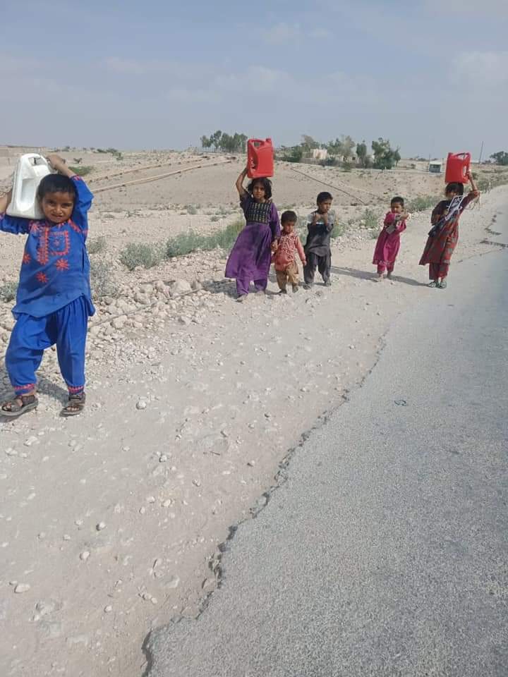 انسانی زندگیاں داؤ پر لگی ہوئی ہیں، اب مزید ایک لمحے کی غفلت بھی کسی بڑے سانحے کا موجب بن سکتی ھے.
یہ انسانی زندگیوں کا معاملہ ھے.
#پیرکوہ_کو_پانئ_دو
#PirKohKoPaniDo