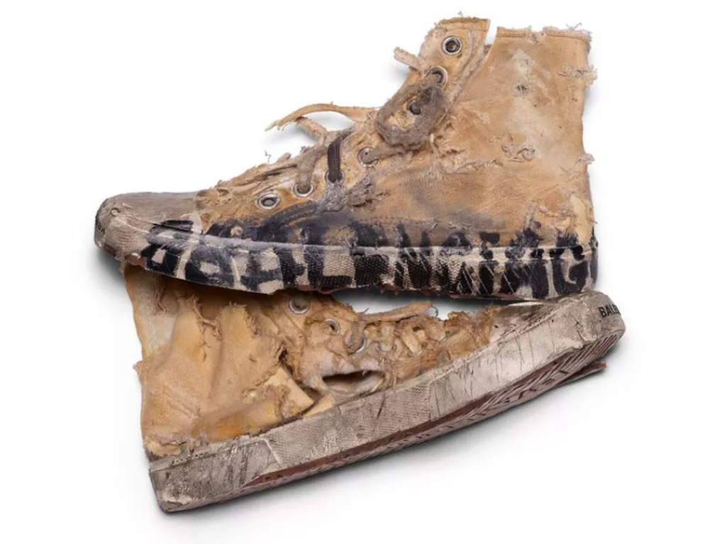 10 MIL REAIS?! Não, o problema não é o capitalismo, é o coração humano! Você não vê, mas o tênis velho não é o produto. A empresa vende rebeldia, status, empoderamento... Tudo isso embalado no LIXO! Assim é a vida desde a queda no Jardim do Éden.