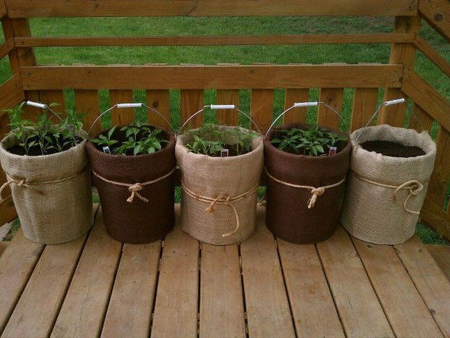 ElLocoLomelu's tweet photo. This kind of buckets with different shades of brown are ideal for gardens that want to go unnoticed or seek a more sober look. The knots and the handle to hold them are also good additional accessories that complement their overall appearance. https://t.co/Nyjd5A0g02