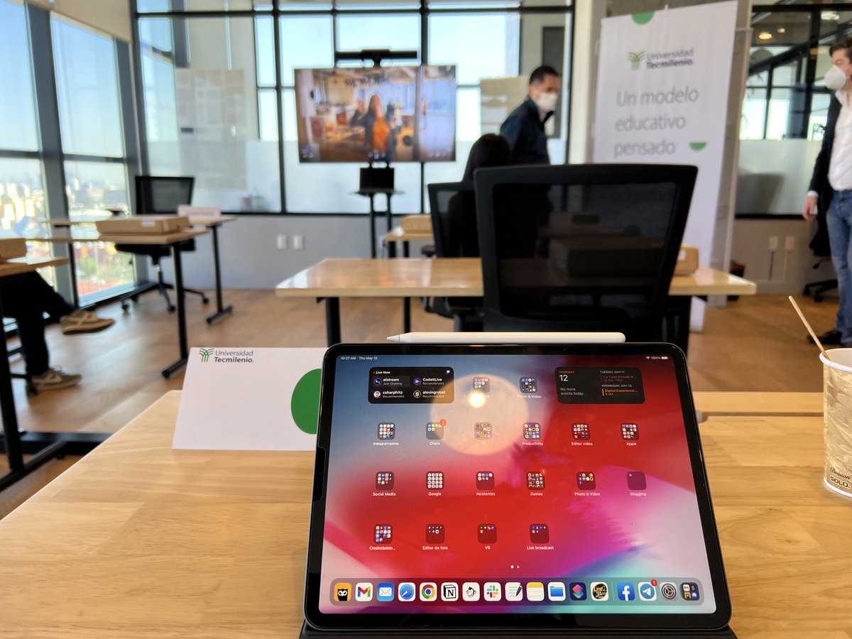 smcmxedu's tweet photo. Este modelo connect es una experiencia interesante donde los alumnos van dando forma a lo que necesitan para tener la mejor preparación académica que pueden  #tecmilenio #espacioconnect #wework #nuevomodeloeducativo #TecmilenioCDMX  #EducaciónHíbridaConnect https://t.co/Tmo3hdxgl2