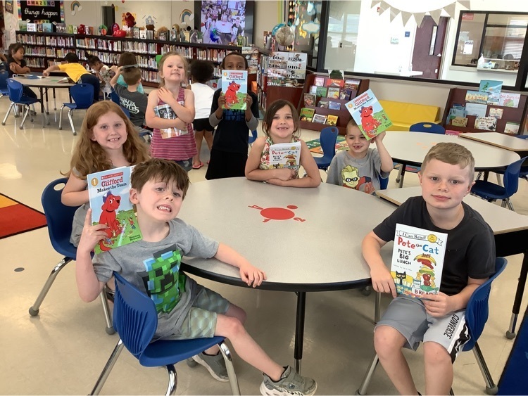 primaryrams's tweet photo. Paragould Rotary Club, Ms. Gray’s class loved their new books! Thank you so much! #littlerams https://t.co/CtzDaqVkXU