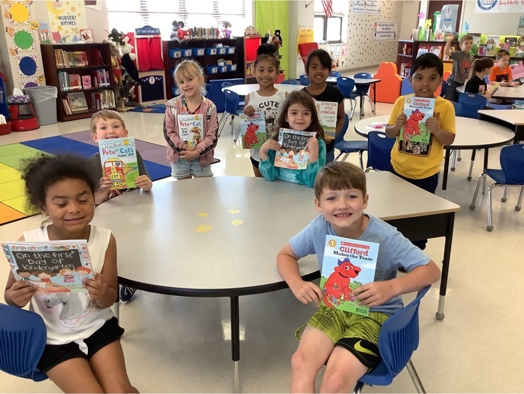 primaryrams's tweet photo. Paragould Rotary Club, Ms. Gray’s class loved their new books! Thank you so much! #littlerams https://t.co/CtzDaqVkXU