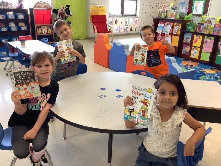 primaryrams's tweet photo. Paragould Rotary Club, Ms. Gray’s class loved their new books! Thank you so much! #littlerams https://t.co/CtzDaqVkXU