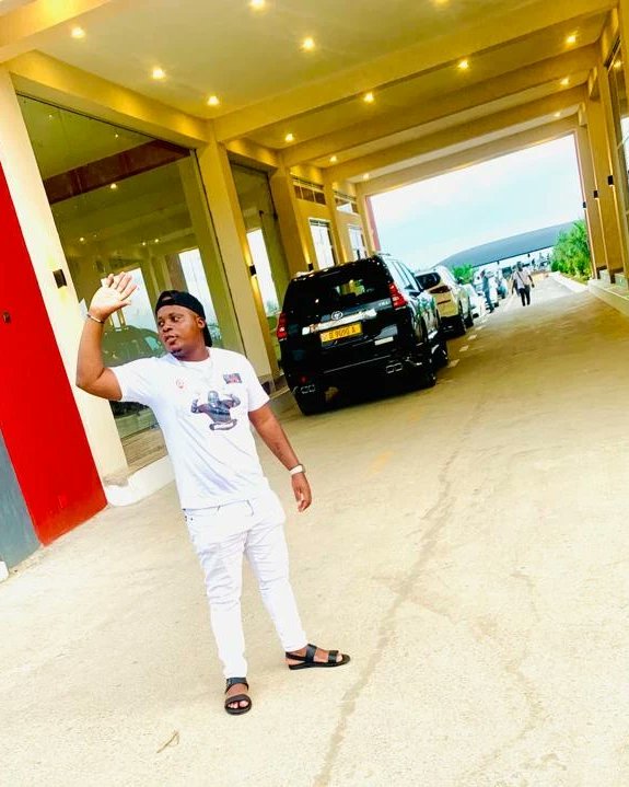 MutimaComedien's tweet photo. Niwatembera I Burundi Hama ntushike kuri @vanbeachresort_bujumbura 
Uzoba wihaye limite mubibanza vyiza biri mugihugu 🇧🇮
.
.
.
#wasiliburundi #Burundi #wasilimutse #equatoruniversity #channelE #radiofm #96.5mhz #burundionthemap #teammutima #mutimalecomedien #bujumbura #vanbeach https://t.co/ysSuW6pwtO