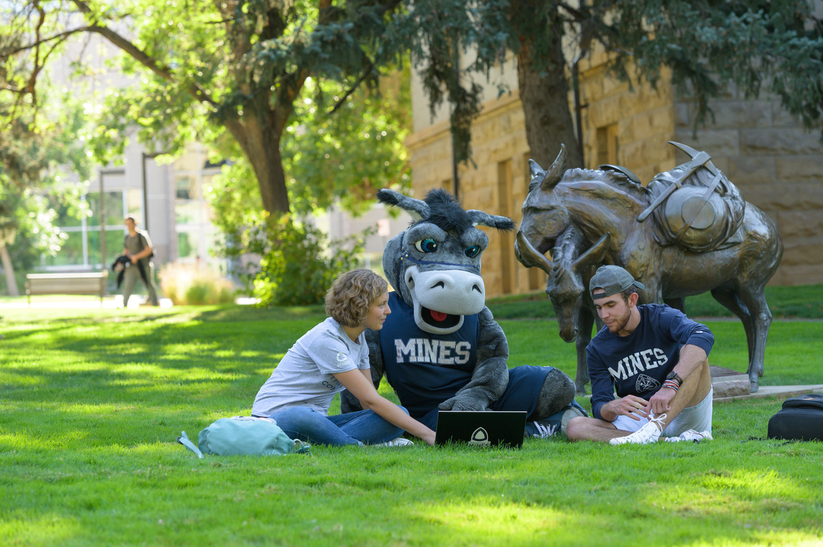 Do you have a bit of nerdy streak? Want to flex your social media storytelling skills? In lovely Colorado? <a href="/coschoolofmines/">Colorado School of Mines</a> is hiring a social media manager and you should apply! jobs.mines.edu/en-us/job/4955… #helluvaengineer #STEM