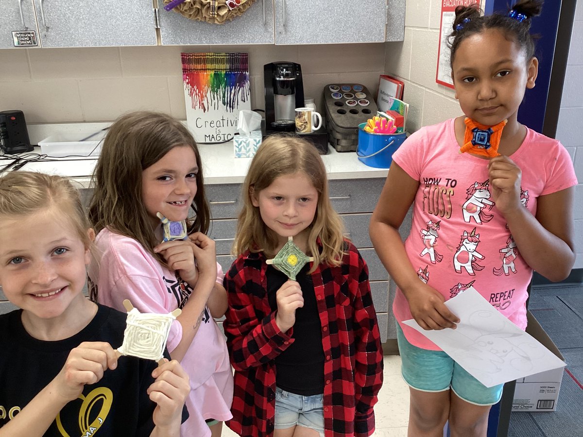 MrsKrinn's tweet photo. 2nd graders learned how to make yarn projects like pros. They loved it! #BHESart https://t.co/aosSIMNmDc