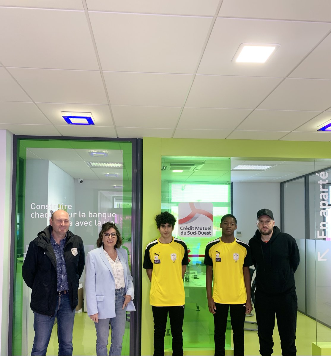 ccmsoyaux's tweet photo. Retour en photo de deux jeunes joueurs du club de football de Soyaux qui ont été sélectionné pour recevoir des équipements Puma aux couleurs du club.

Merci à la @maison_lafaye qui a participé au financement de ces équipements. https://t.co/IVje5FKsXt