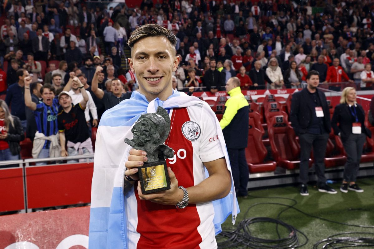 LaSolapaOk's tweet photo. #EntrerrianosPorElMundo | #Eredivisie 🇳🇱

THE BEST 🔥

Lisandro Martínez (@lisandromartinezzz) fue elegido el mejor jugador de la temporada en Ajax 👏

El oriundo de Gualeguay también se consagró campeón de Liga con el equipo de Amsterdam 🏆 https://t.co/0XHV8qQBrk
