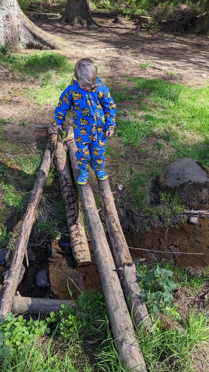 Samanthashouse4's tweet photo. #CheerforChildminding 🎉
We joined @SoniaWa27124863 &amp; members of @ScotChildmind on a nature trail at beecraigs exploring the woodland areas, then sat down to a picnic in the park. 🍏🥪 I love my job, &amp; meeting others with the same passion for good quality childcare is fantastic! https://t.co/PZlbRX8C7Y