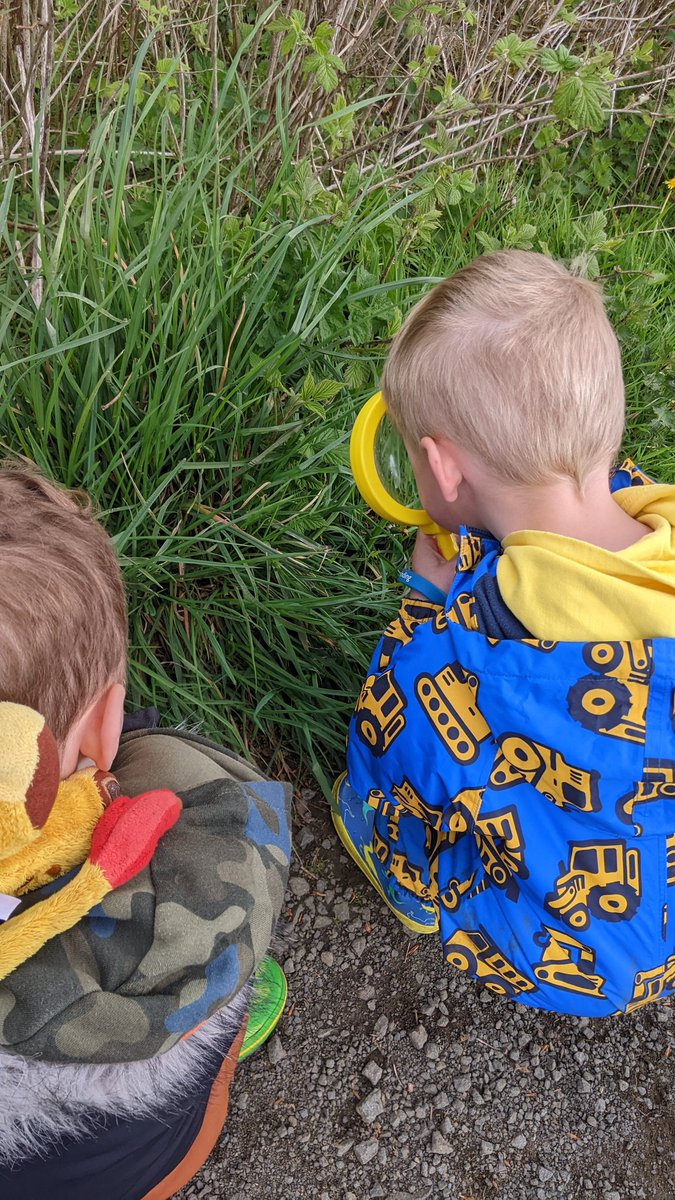Samanthashouse4's tweet photo. #CheerforChildminding 🎉
We joined @SoniaWa27124863 &amp; members of @ScotChildmind on a nature trail at beecraigs exploring the woodland areas, then sat down to a picnic in the park. 🍏🥪 I love my job, &amp; meeting others with the same passion for good quality childcare is fantastic! https://t.co/PZlbRX8C7Y