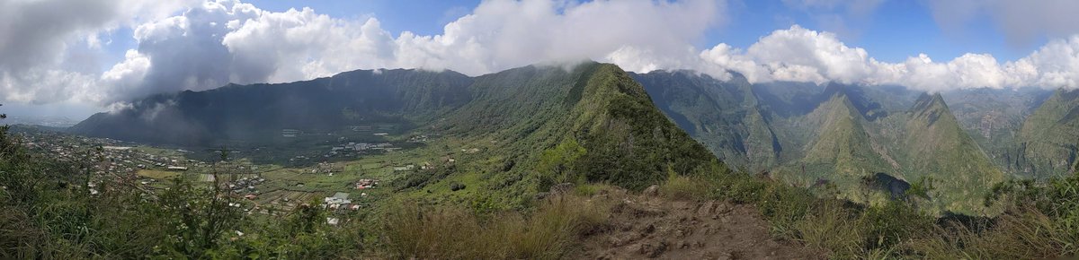 Chez moi #LaReunion Rando du jour sur le sentier de Roche Verre Bouteille dans les hauts de La Possession #jeudiphoto #GoToReunion