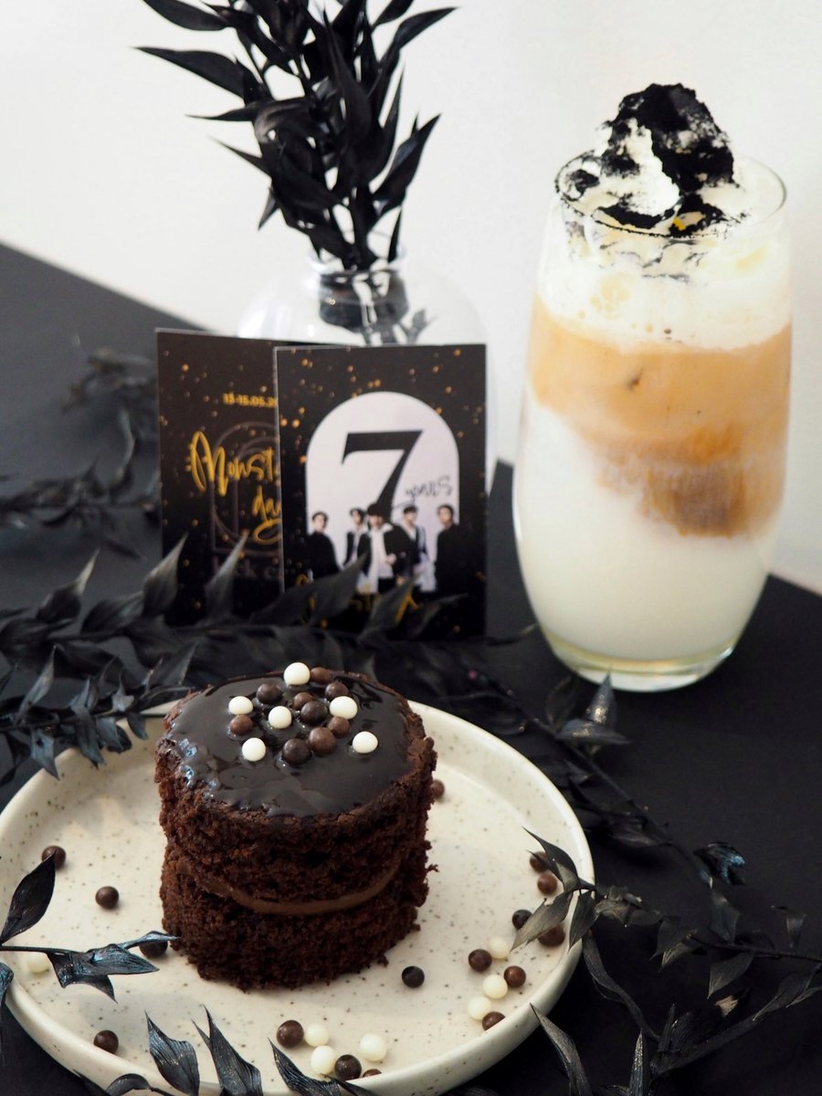 kpopisfcoolkids's tweet photo. FANTASIA MENU ✨

🎉 Kickers &amp; MONBEBEs, à l’occasion du 7ème anniversaire de Monsta X, qui a lieu à Kick Café du 13 au 15 mai, nous avons créé un set spécial : 

🍌🥛Drama Banana : un latte à la banane
💜🍰 Shot for the chocolate : un délicieux gâteau et sa ganache au chocolat https://t.co/OO26Djzkdi