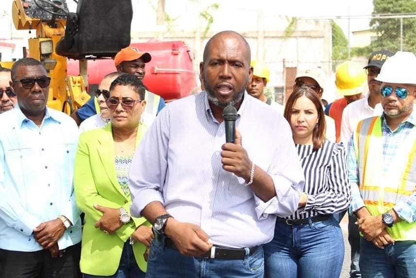 *Gobernadora Jacqueline Fernández encabezó acto de lanzamiento en el parque Club de Leones (La Rotonda).

"La Romana está hecha un colador. Todo el mundo cae en un hoyo", expresó Fernández.