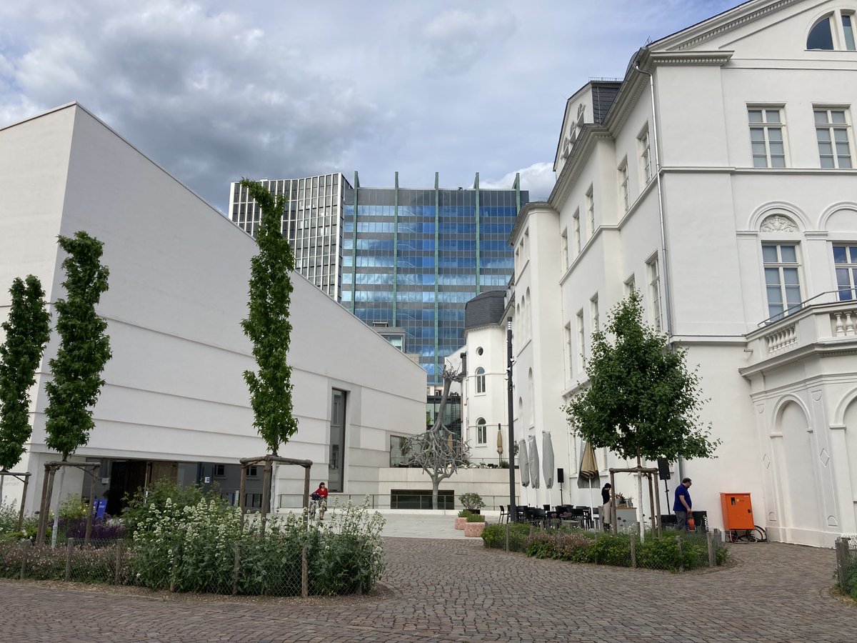 Museumsblog's tweet photo. Der Museumsvorplatz des @jmfrankfurt bereitet sich vor… #shantel #flowdeli https://t.co/rZpnWTLd9S