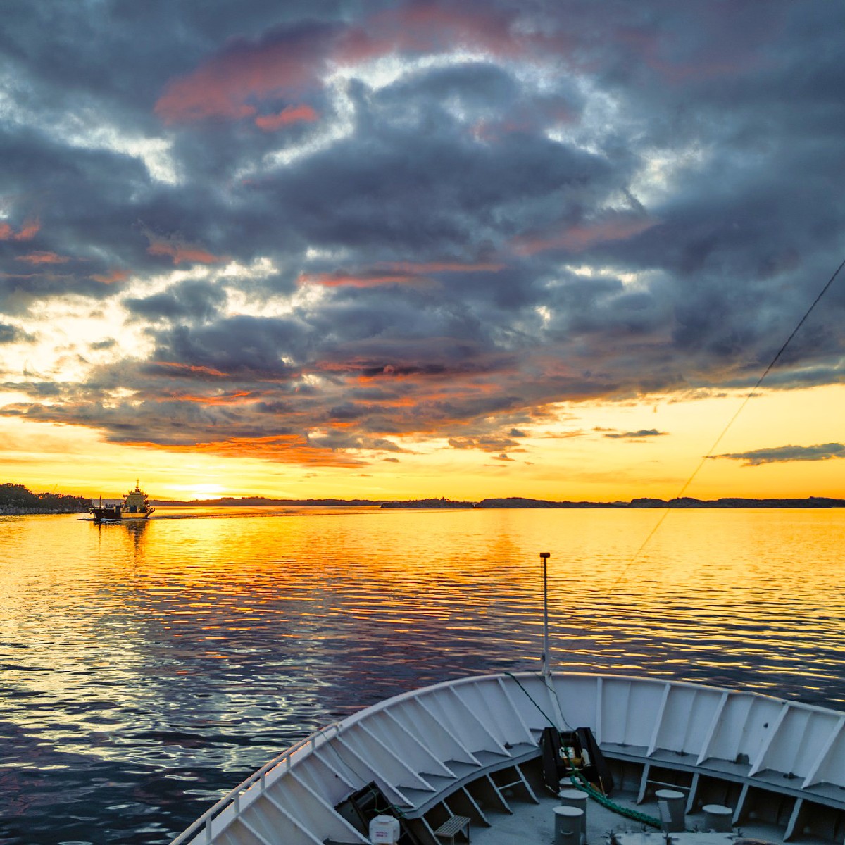 The start of a new voyage heading north means beautiful sunsets and early sunrises - what more can you really ask for? 🤩