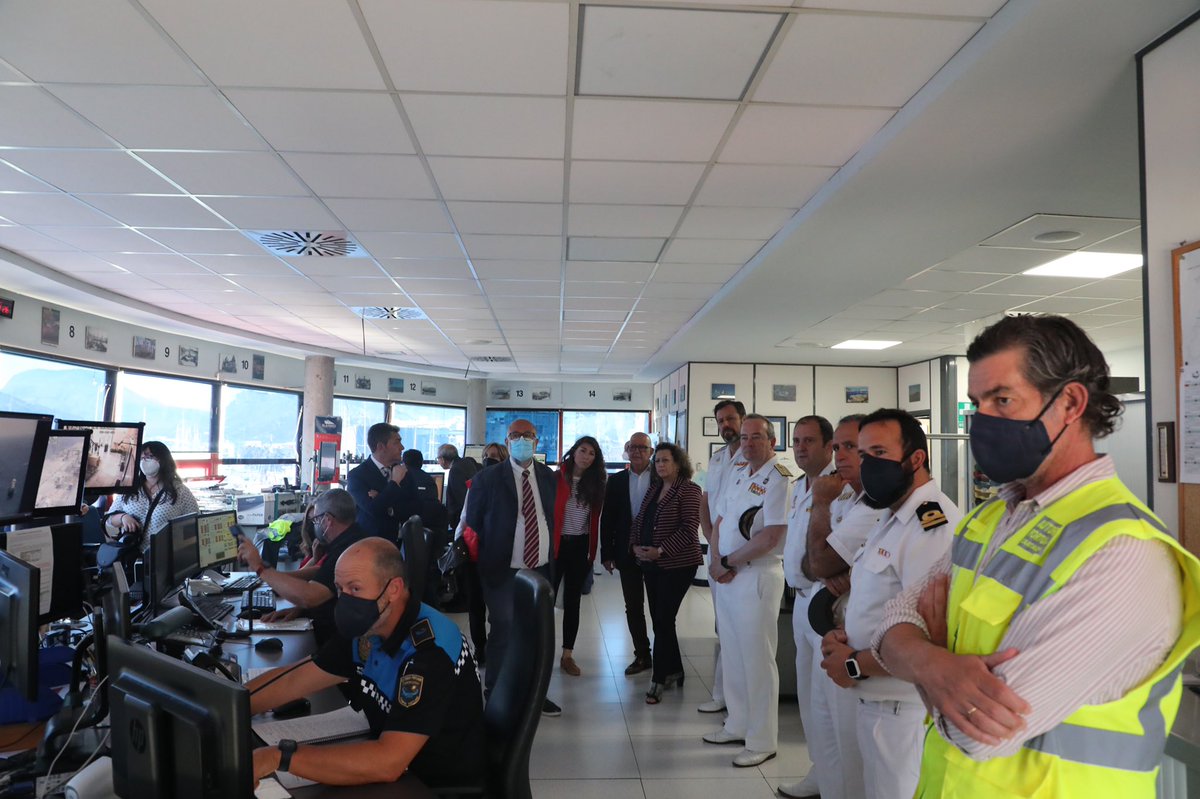 PuertodeCtg's tweet photo. Simulacro de emergencia en el muelle #JuanSebastiánElcano con el incendio de un buque y el rescate de heridos. #Marsec22 de @Armada_esp muestra así la coordinación entre equipos de emergencia y seguridad marítima. La APC activa el Plan de Emergencia Interior (PEI) https://t.co/kfoX7Jq3MS
