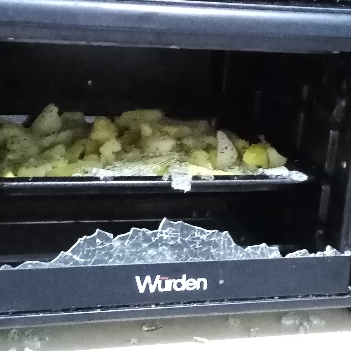 radiolledo's tweet photo. ¿Aló @SERNAC? ¿Qué puedo hacer cuándo el vidrio del horno de este producto explota? ¿Quién responde por mi seguridad y la de los clientes de este artefacto #Wurden comprado en @TottusChile? Necesito respuestas porque, de lo contrario, interpondré acciones legales https://t.co/aCcT5Gr6qv