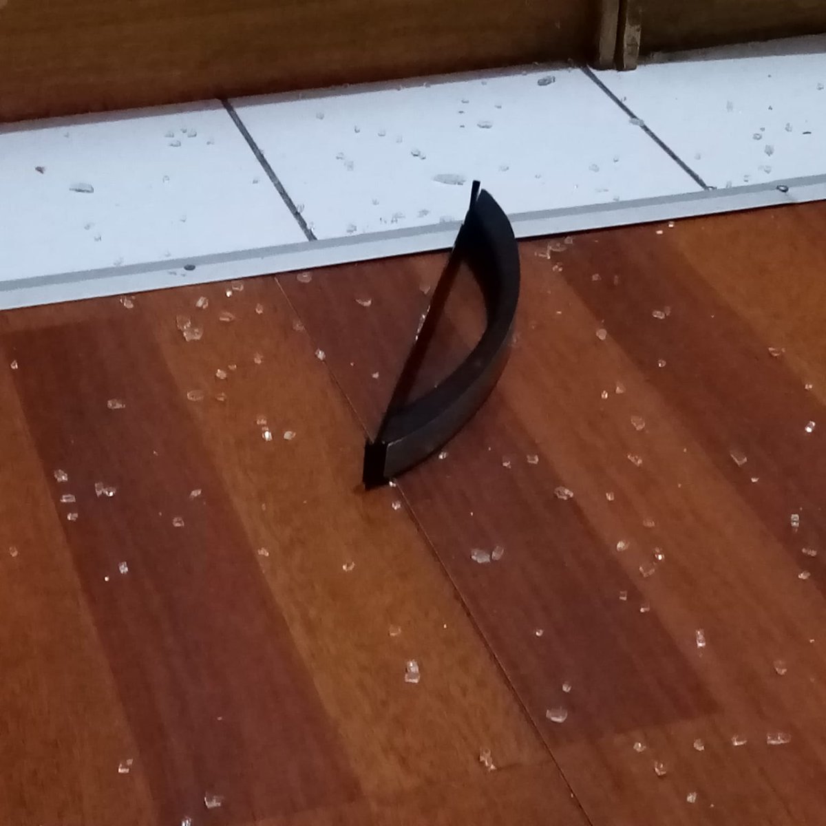 radiolledo's tweet photo. ¿Aló @SERNAC? ¿Qué puedo hacer cuándo el vidrio del horno de este producto explota? ¿Quién responde por mi seguridad y la de los clientes de este artefacto #Wurden comprado en @TottusChile? Necesito respuestas porque, de lo contrario, interpondré acciones legales https://t.co/aCcT5Gr6qv