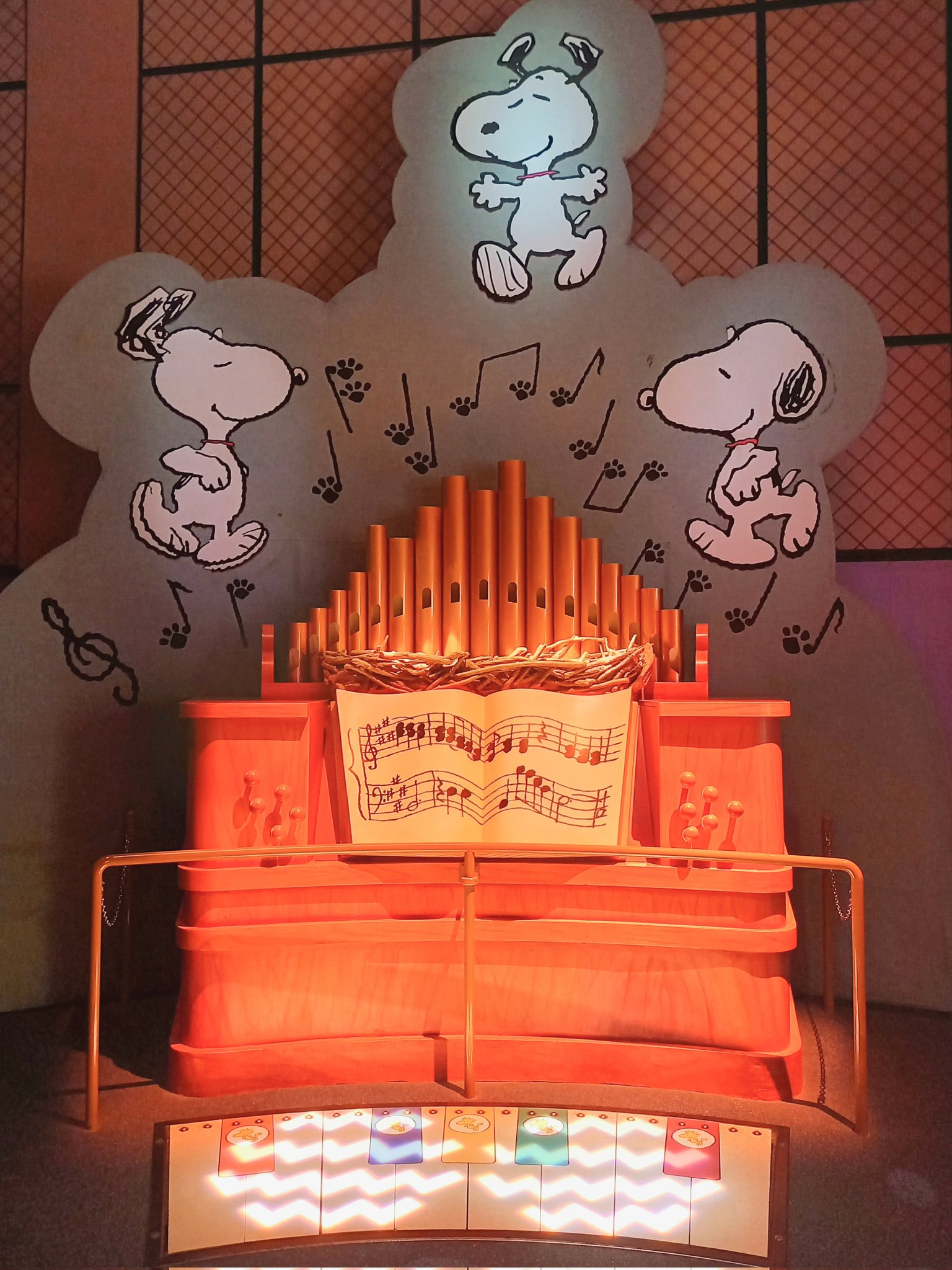 Sister Meryl Al Twitter スヌーピー サウンド ステージ アドベンチャーは屋内施設 雨の日も めっちゃ遊べるよ こちらの パイプオルガンは 床の鍵盤をステップで踏むと ドレミを奏でられるのだけど 黒鍵を踏むと ウッドストック達が姿を表すよ 試してみてね
