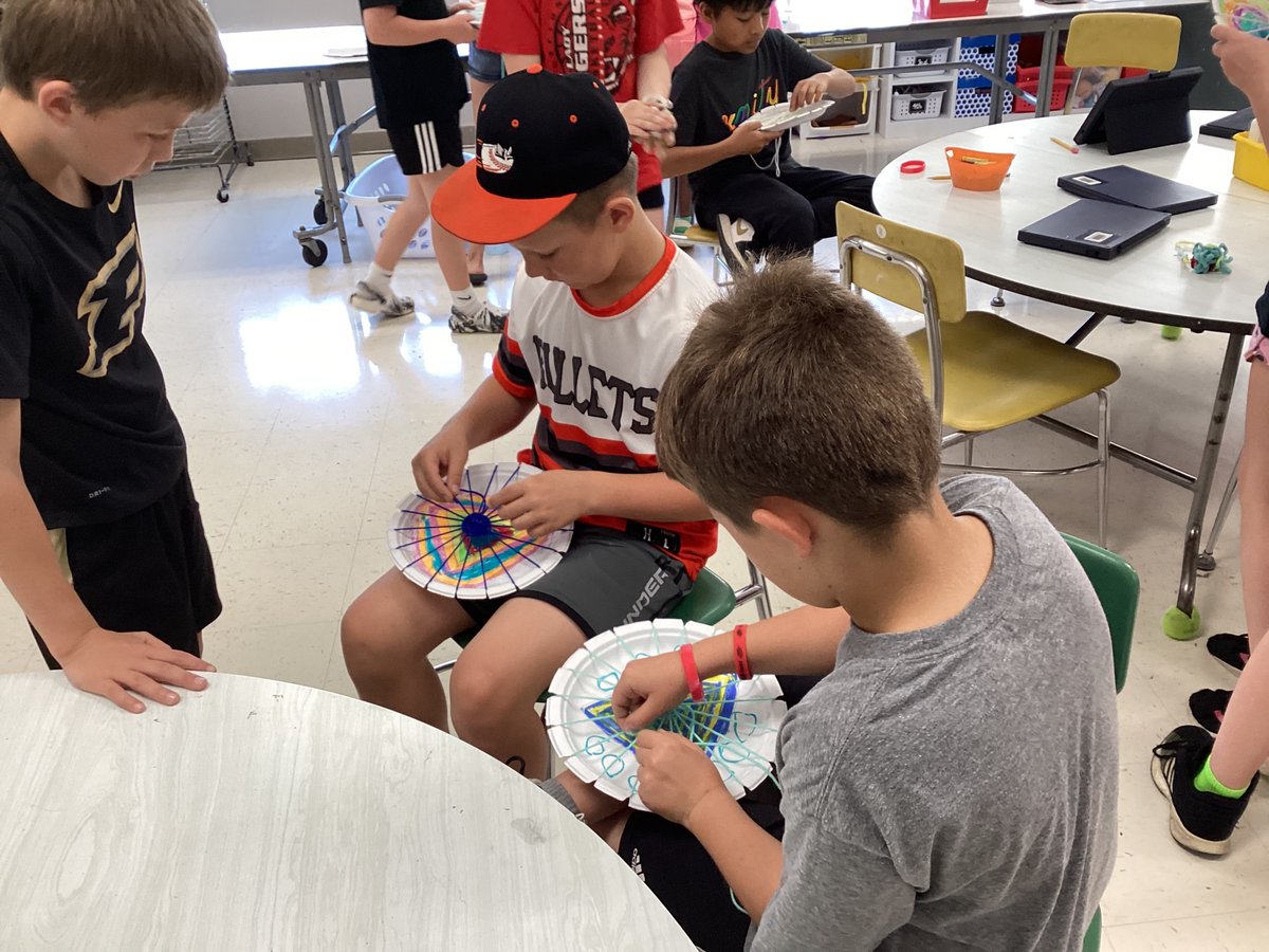 MrsKrinn's tweet photo. Who knew weaving could be so therapeutic. These fourth graders had a blast. #BHESart https://t.co/xH3rJgiGes