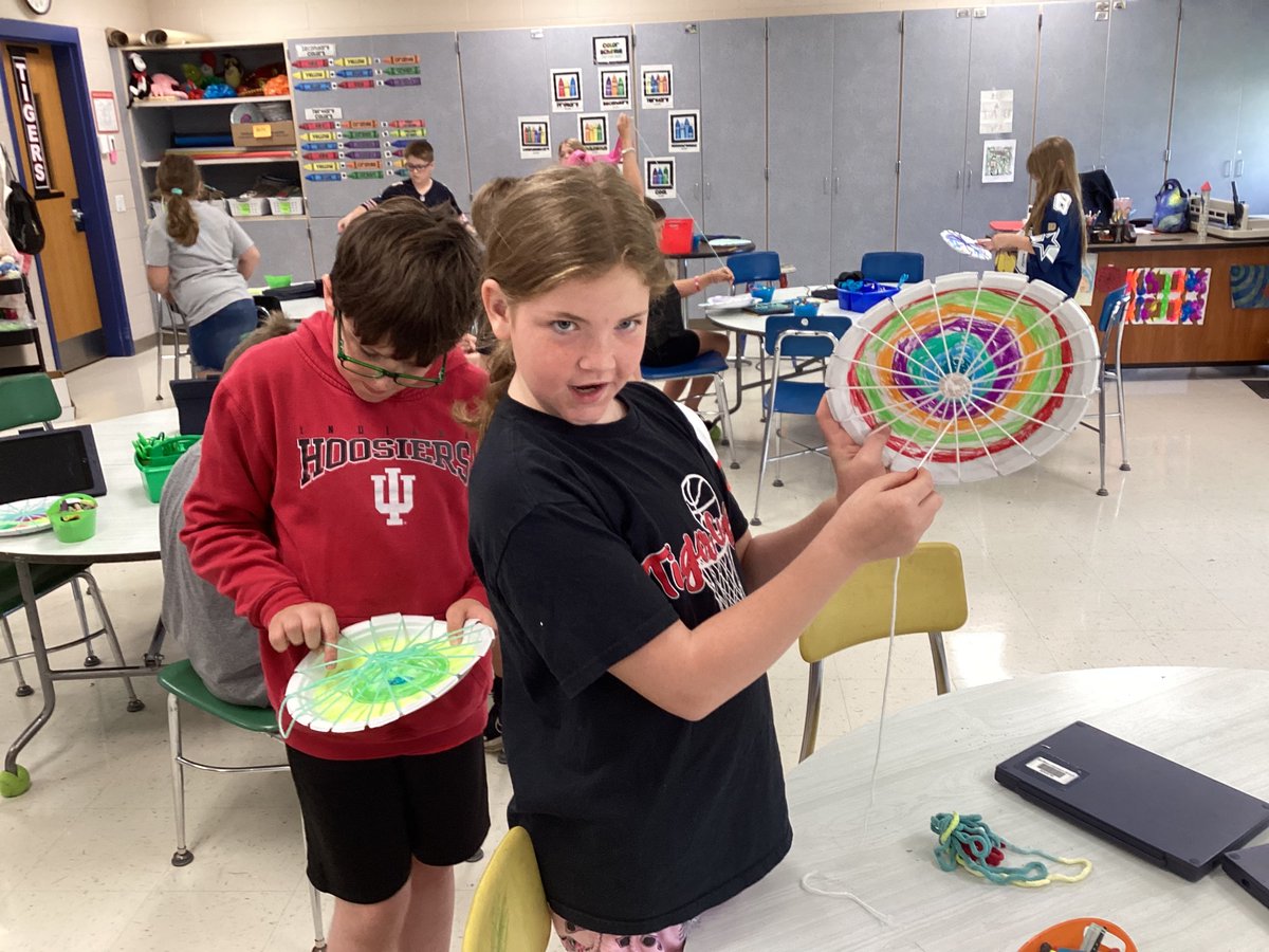 MrsKrinn's tweet photo. Who knew weaving could be so therapeutic. These fourth graders had a blast. #BHESart https://t.co/xH3rJgiGes