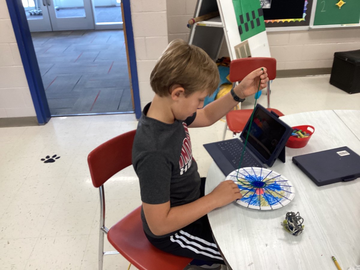 MrsKrinn's tweet photo. Who knew weaving could be so therapeutic. These fourth graders had a blast. #BHESart https://t.co/xH3rJgiGes