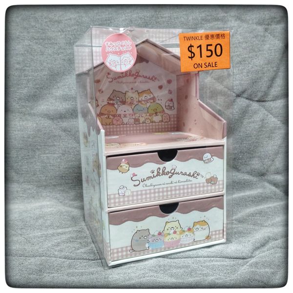 HkTwinkle's tweet photo. 角落生物 Sumikko Gurashi  座枱櫃桶儲物盒 20.5cm高x11cmx12cm 2021 年出品 #FB51402
日本零售價：2300 Yen + Tax
現貨特價：$150 

https://t.co/yuFycle4kc
#角落生物 #Sumikko #Gurashi  #座枱 #櫃桶 #儲物盒 #Twinkle https://t.co/FH4awhbt0i