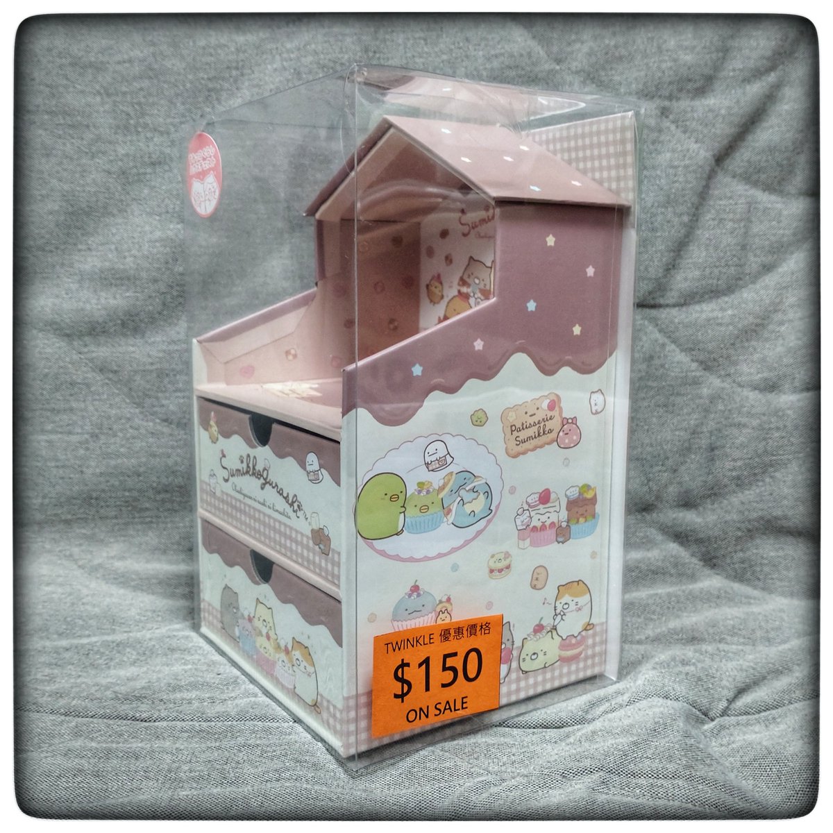 HkTwinkle's tweet photo. 角落生物 Sumikko Gurashi  座枱櫃桶儲物盒 20.5cm高x11cmx12cm 2021 年出品 #FB51402
日本零售價：2300 Yen + Tax
現貨特價：$150 

https://t.co/yuFycle4kc
#角落生物 #Sumikko #Gurashi  #座枱 #櫃桶 #儲物盒 #Twinkle https://t.co/FH4awhbt0i