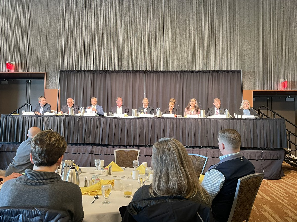 arcticf0x1's tweet photo. Congressional candidate panel, thank you @alaskardc @AlaskaMiners @alaskachamber @AGCAlaska @AOGA https://t.co/MJWeiv2ewk
