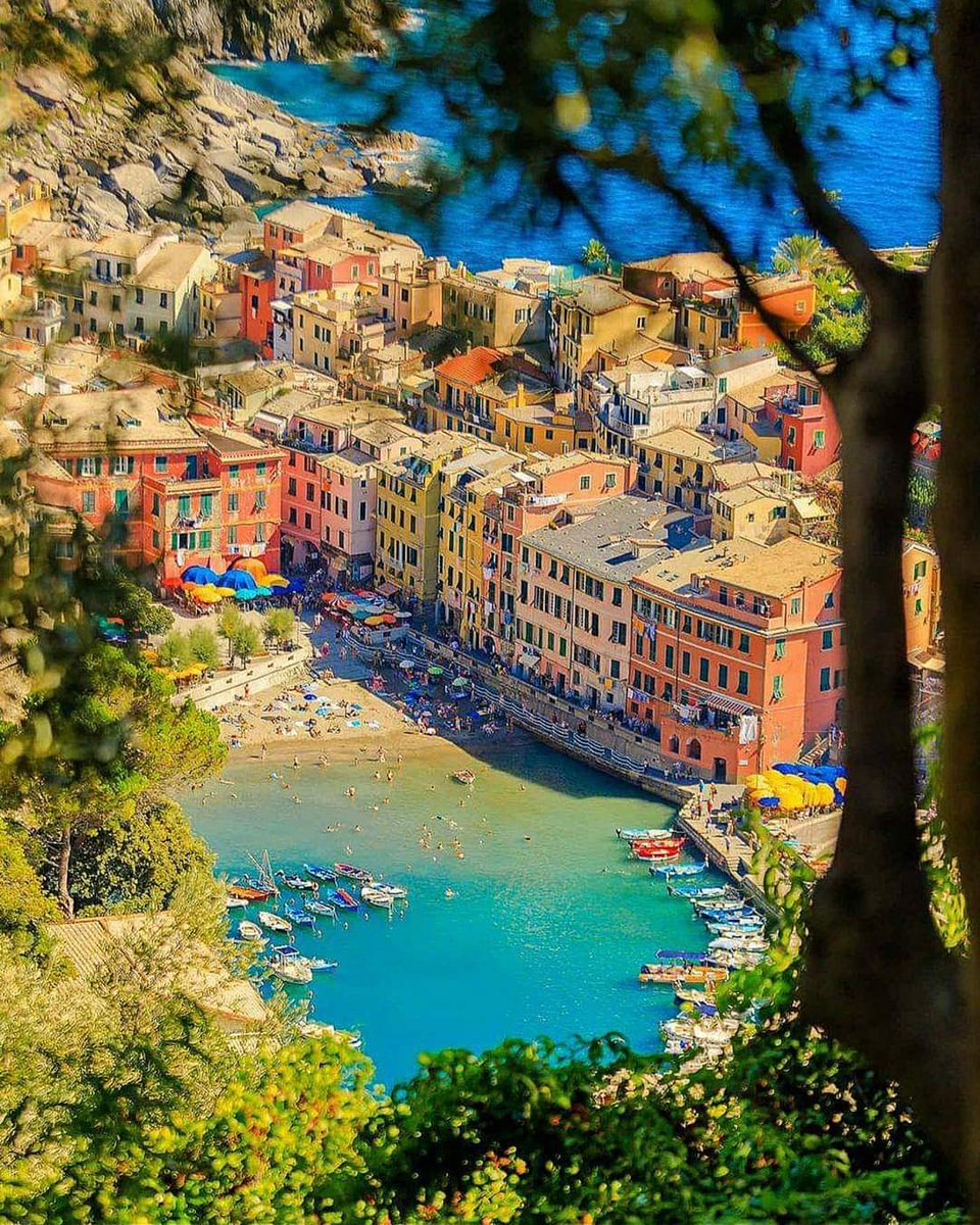 The beautiful village of Vernazza is one of the 5 old villages that make up the Cinque Terre, on northwest Italy’s rugged Ligurian coast. 
Click and learn more about Cinque Terre 👇
lovelyterra.com/cinque-terre-a… 😍😍😍

#lovelyterra #vernazza #cinqueterre #italy