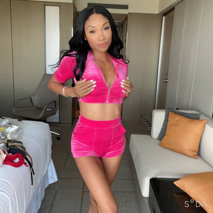 Like my outfit? https://t.co/NepmNiEPwo