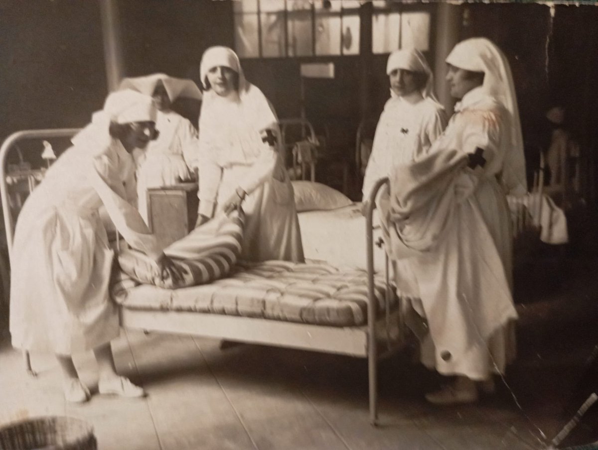 En el día i ternacional de las enfermeras, reconocimiento a su dedicación y apoyo a lo que demandan. #enfermeras.  La foto es un recuerdo de un amigo, su abuela era enfermera.