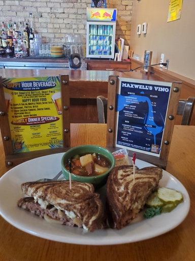 Maxwells_Mpls's tweet photo. Thursday May 12th Specials

Lunch: Black &amp; Bleu Burger

SOD: Steak &amp; Potato 

Dinner: Hot Roast Beef Sandwich

Meet you at Maxwells #Food #maxwellsmpls #foodie #goodfood #Dining #Restaurants https://t.co/SIwy2VsvUp