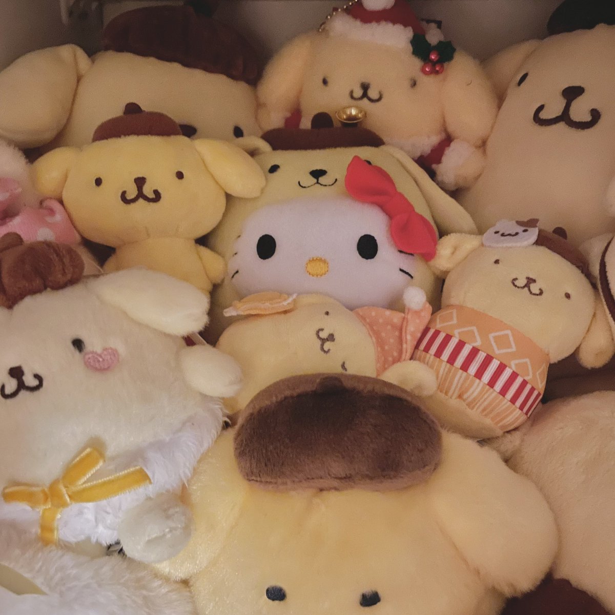 월요님의 천재 집없굿즈와 키링이 왔답니다•••♡ 너무 예뻐서 당장 제 아패에 붙여버렸어요༼;´༎ຶ۝༎ຶ༽❕❕ 천재만재 월요찡...이것저것 많이 넣어주셔서 너무 감사하고 따뜻하고 눈물만나고...... 키티푸린이 보고 소리질렀답니다... 당장 제 푸린존 센터에 쏘옥 넣어줬어요...💗