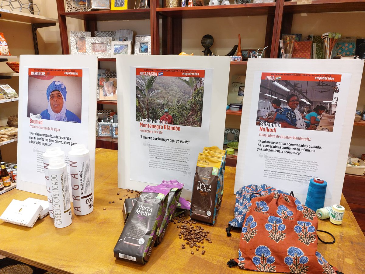 Khadija, Johana y Sidamma son productoras de #aceitedeargán, #café y #textil de #ComercioJusto. Estos días sus testimonios de vida tienen un lugar destacado en nuestra tienda.
¡Ven a conocerlas! #EmpoderadasComercioJusto. 
#DíaMundialComercioJusto
#SomosComercioJusto